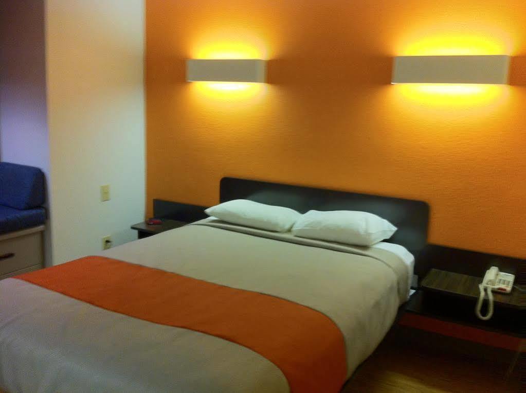 Motel 6 Indianapolis Carmel Exteriör bild