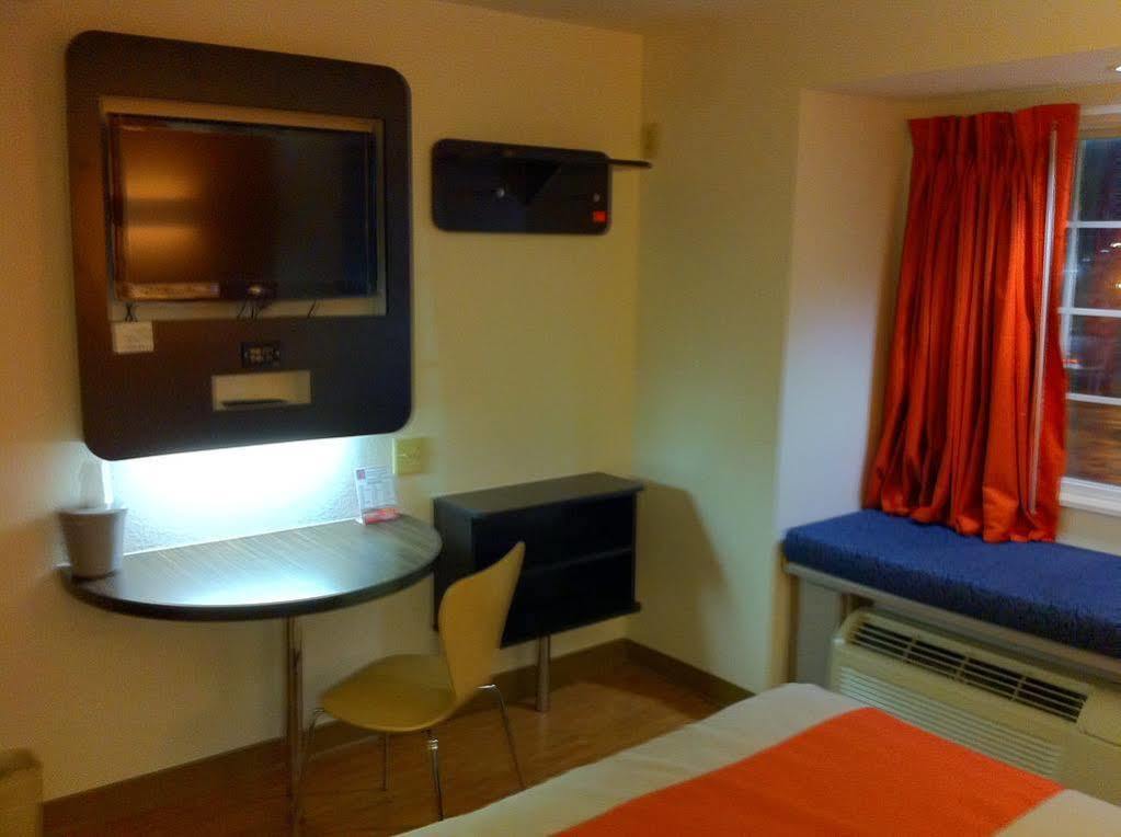 Motel 6 Indianapolis Carmel Exteriör bild