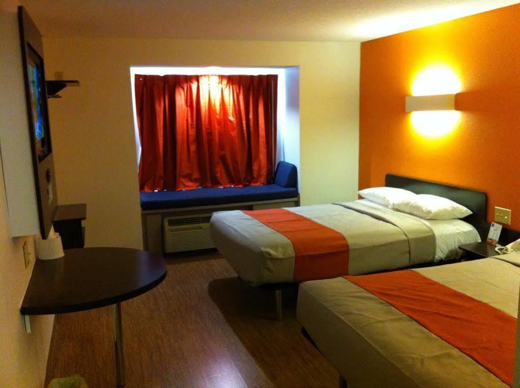 Motel 6 Indianapolis Carmel Exteriör bild