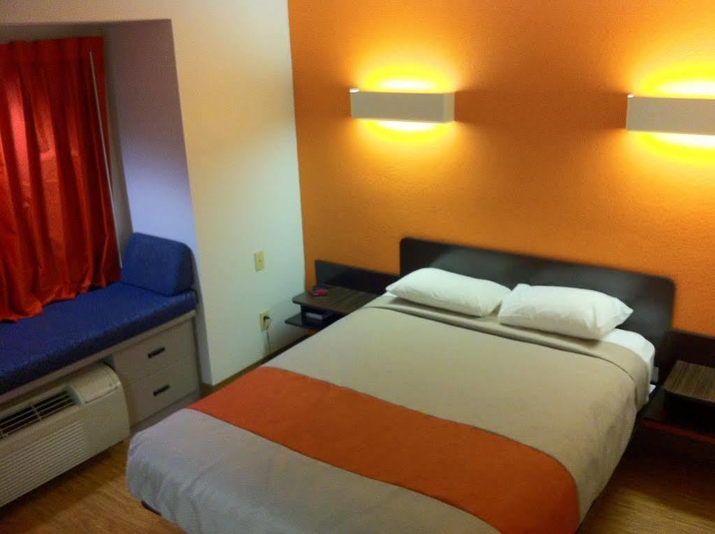 Motel 6 Indianapolis Carmel Exteriör bild